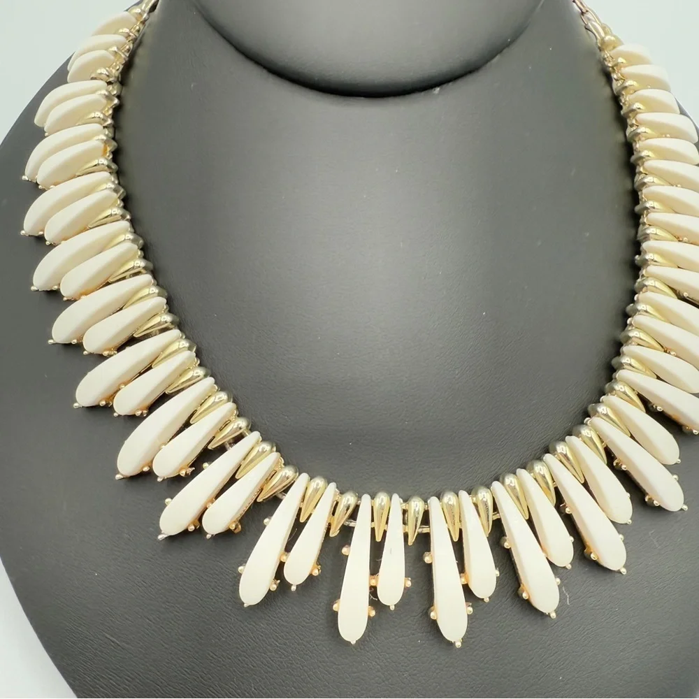 Signed Coro Mid Century White and Gold Collar Necklace with Dramatic Spikes - Picture 4 of 17